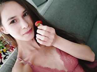 A remarkable solo display when she stimulates pussy with strawberries