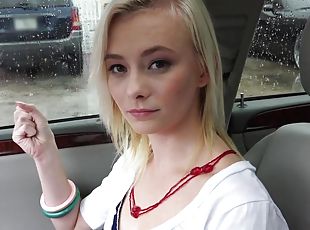 Amateur teen fucked on the back seat