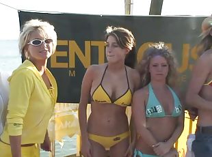 A few hot chicks have an outdoor ass and tits flashing competition