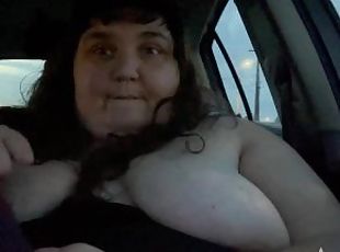 gros-nichons, masturbation, mamelons, orgasme, public, amateur, jouet, belle-femme-ronde, joufflue, naturel