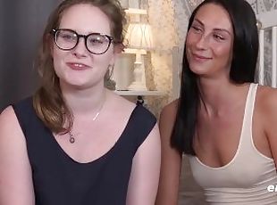 Deutsche Blondine und Brnette benutzen ein Doppeldildo