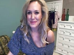 Brandi Love Dildoing Her Juicy Pussy