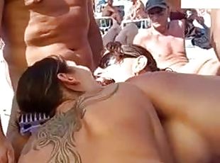 en-plein-air, amateur, fellation, sexe-de-groupe, plage, trio, ejaculation, tatouage