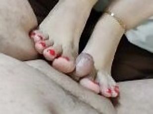 gros-nichons, masturbation, amateur, ejaculation-sur-le-corps, latina, branlette, pieds, fétiche, branlette-avec-les-pieds