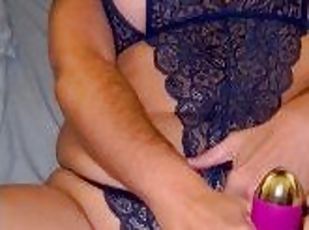 Thick milf plays with pussy