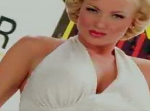 Pretty blonde Marilyn Forever shows her amazing natural beauty