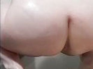Chubby amateur milf with fat ass oils up and spreads holes (check O...