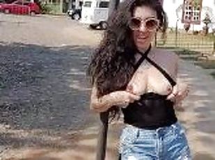 público, amateur, madurita-caliente, mamá, madre, a-solas, exhibicionista, tatuaje, exhibicionismo