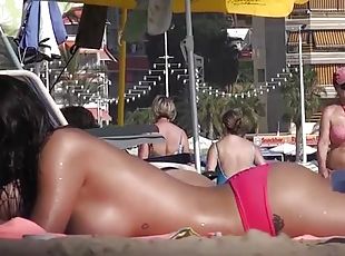 Amazing tits and ass on a chick at the beach