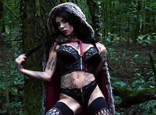 Outdoors solo video of tattooed Megan Inky drilling her asshole