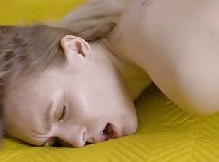 masturbation, orgasm, fitta-pussy, leksak, blond, petit, ensam, erotisk, tatuering, små-bröst