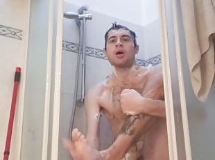 Maracujand si mostra nudo mentre si fa la doccia calda insaponandos...