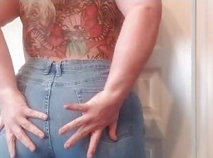 Ass vs tight jeans short Tattood amateur toronto milf squeezes big ...