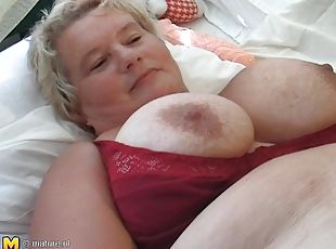 Curvy mature bbw granny drilling her pussy using toy