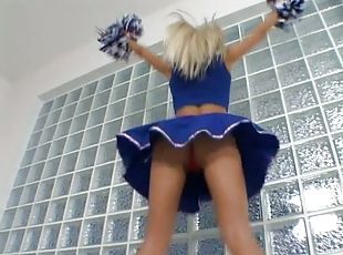 Cheerleader's fancy solo show in the locker room