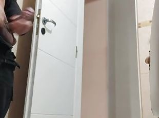 Mi amigo me descubre orinando y masturbandome en el baño