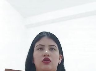 Chica caliente se masturba en tu nombre