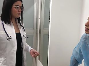 Doctora De Enorme Culo Ayuda A Su Paciente Con Su Problema De Erecc...
