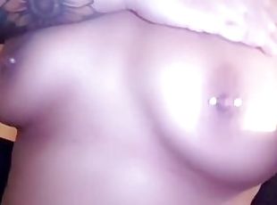 tetas-grandes, pezones, amateur, regordeta, natural, con-piercings, a-solas, tatuaje