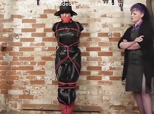 al-aire-libre, lesbiana, madurita-caliente, sadomasoquismo, amordazada, bondage, dominación-femenina, condón