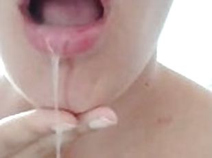 La bouche plein de sperme au reveil