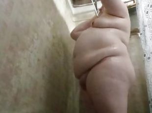 Mamá gorda se muestra bañándose