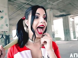 Teen cosplay Harley Quinn solo