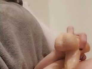 I make myself squirt while I watch porn on my phone ! Hot girl clos...