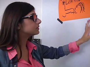 Glorious arab chick mia khalifa gives a bj lesson to shy middle eas...