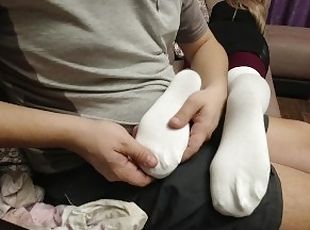 Фут фетишист лижет ножки молоденькой блондинки с тату во время секса с ней