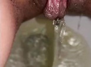 clitoris-bagian-atas-vagina-paling-sensitif, mastubasi, kencing, vagina-pussy, amatir, remaja, seorang-diri, basah