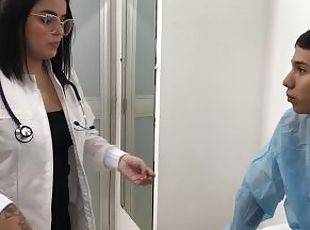 Doctora de enorme culo ayuda a su paciente con su problema de erecc...