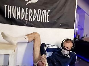 Wixende dnne raversau in geilen weissen socks und jocks spreizt vol...