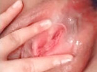 Delicious squirt comes out of my wet vagina / delicioso squirt sale...