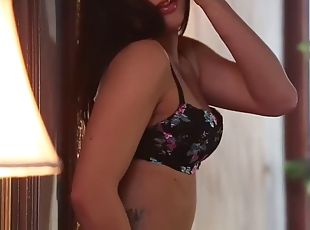 masturbieren, babe, schwer, fingerspiele, kanapee, nette, hintern, allein, rasiert, brunette