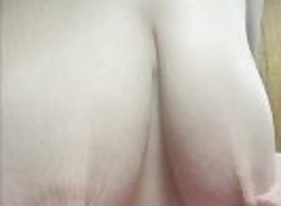 tetas-grandes, masturbación, pezones, amateur, madurita-caliente, fetichista, a-solas, leche, realidad