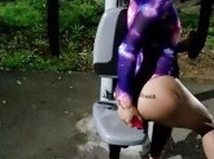 Sissy exercising (her asshole) in a public park's gym (with a dildo...