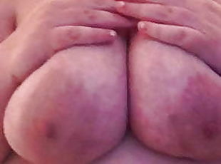 veľké-prsia, obrovské-huge, masturbácia, bradavky, bbw, prirodzené, webkamera, prsia, bruneta
