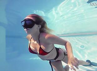 Sophie Murena Blonde Babe Masturbating In The Pool