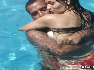 di-tempat-terbuka, gambarvideo-porno-secara-eksplisit-dan-intens, latina, pasangan, brazil, kolam-renang
