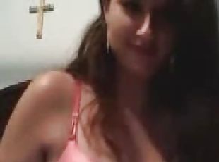 Sexy Babe Shows Her Pink Bra In An Amateur Clip