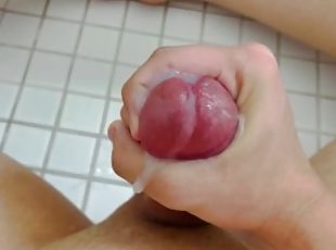Teen jerking off on the bathroom's floor right after taking a hot s...