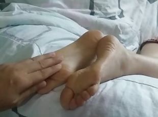 masturbation, amateur, ejaculation-sur-le-corps, maison, pieds, secousses, petite-amie, ejaculation, blonde, branlette-avec-les-pieds