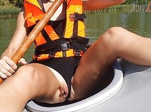 PRETTY WOMAN PUBLICLY PLAYS WITH HER PUSSY ON A KAYAK AT GREAT RISK...