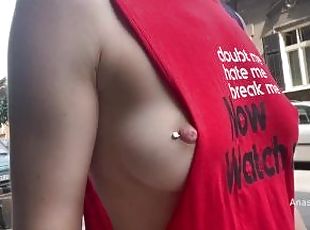 gros-nichons, mamelons, public, babes, compilation, salope, percé, seins, exhibitionniste, clignotant