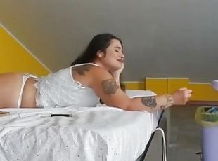 tetas-grandes, amateur, tetas, fetichista, a-solas, fumando, morena, tatuaje