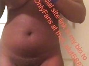 Sexy black girl turns her piss into huge bubbles (piss bubbles)(Pis...