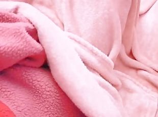 Pov : It's cold and a girl masturbates to be warm satisfyer under t...