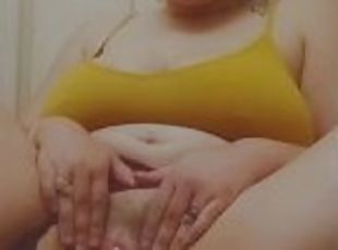 Thick amateur girl squirts all over bathroom floor