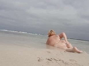 cul, gros-nichons, nudiste, public, amateur, mature, milf, maman, belle-femme-ronde, plage